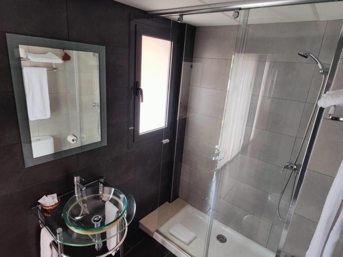 Hostal Manel Пінеза-да-Мар Екстер'єр фото