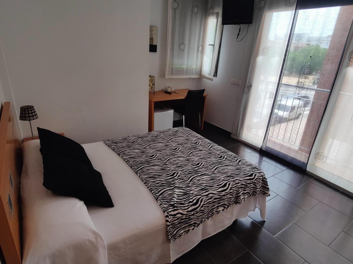 Hostal Manel Пінеза-да-Мар Екстер'єр фото