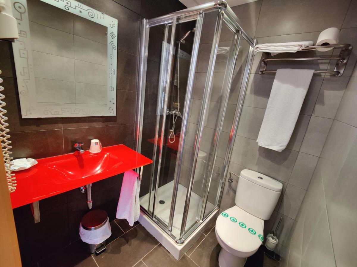 Hostal Manel Пінеза-да-Мар Екстер'єр фото