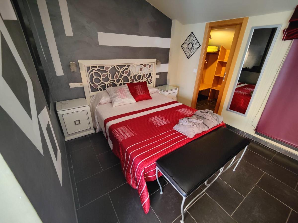 Hostal Manel Пінеза-да-Мар Екстер'єр фото