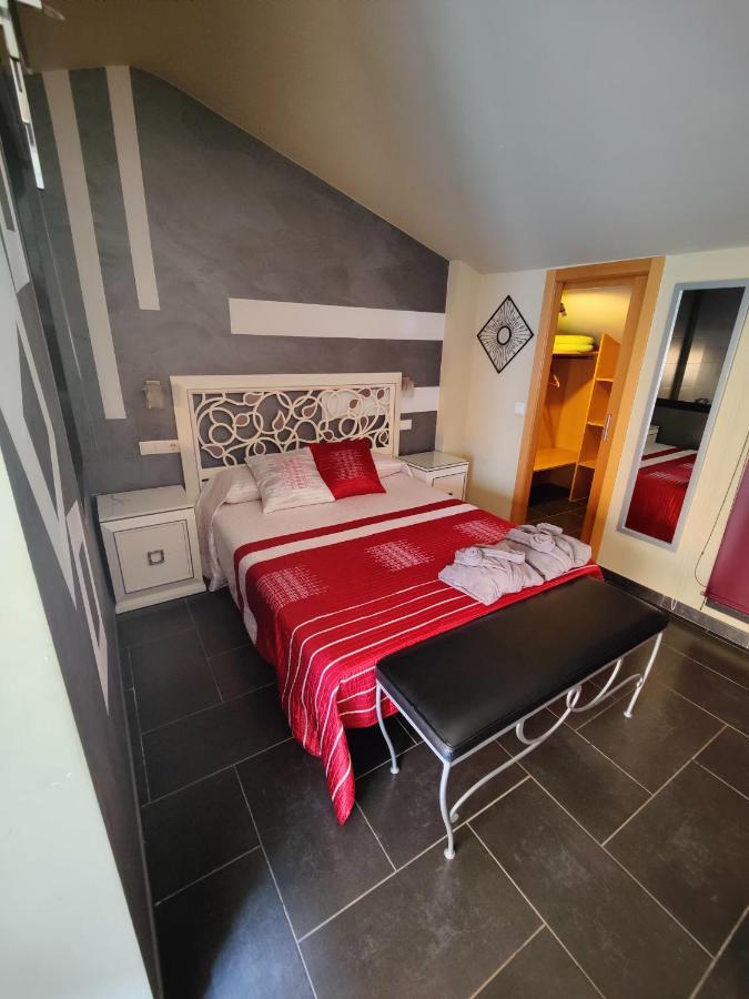 Hostal Manel Пінеза-да-Мар Екстер'єр фото