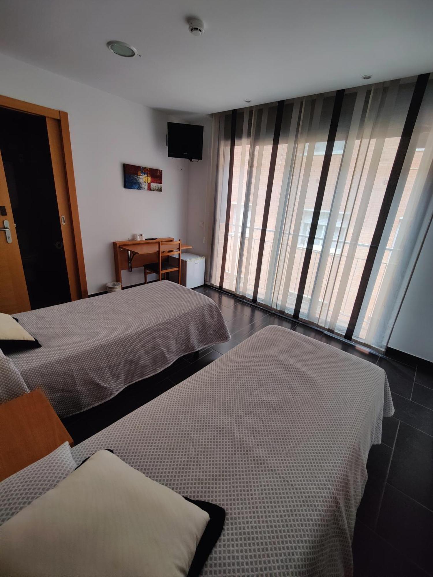 Hostal Manel Пінеза-да-Мар Екстер'єр фото