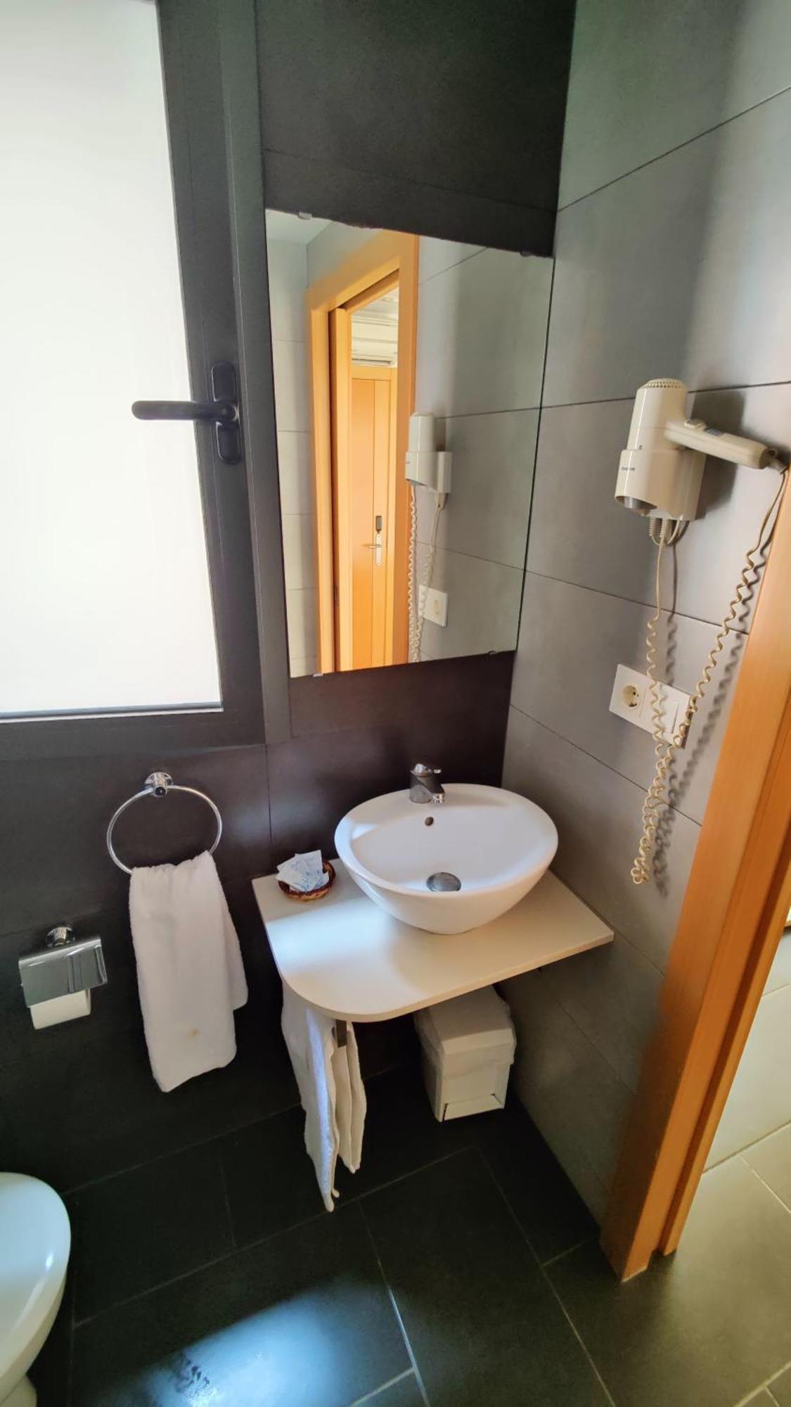 Hostal Manel Пінеза-да-Мар Екстер'єр фото
