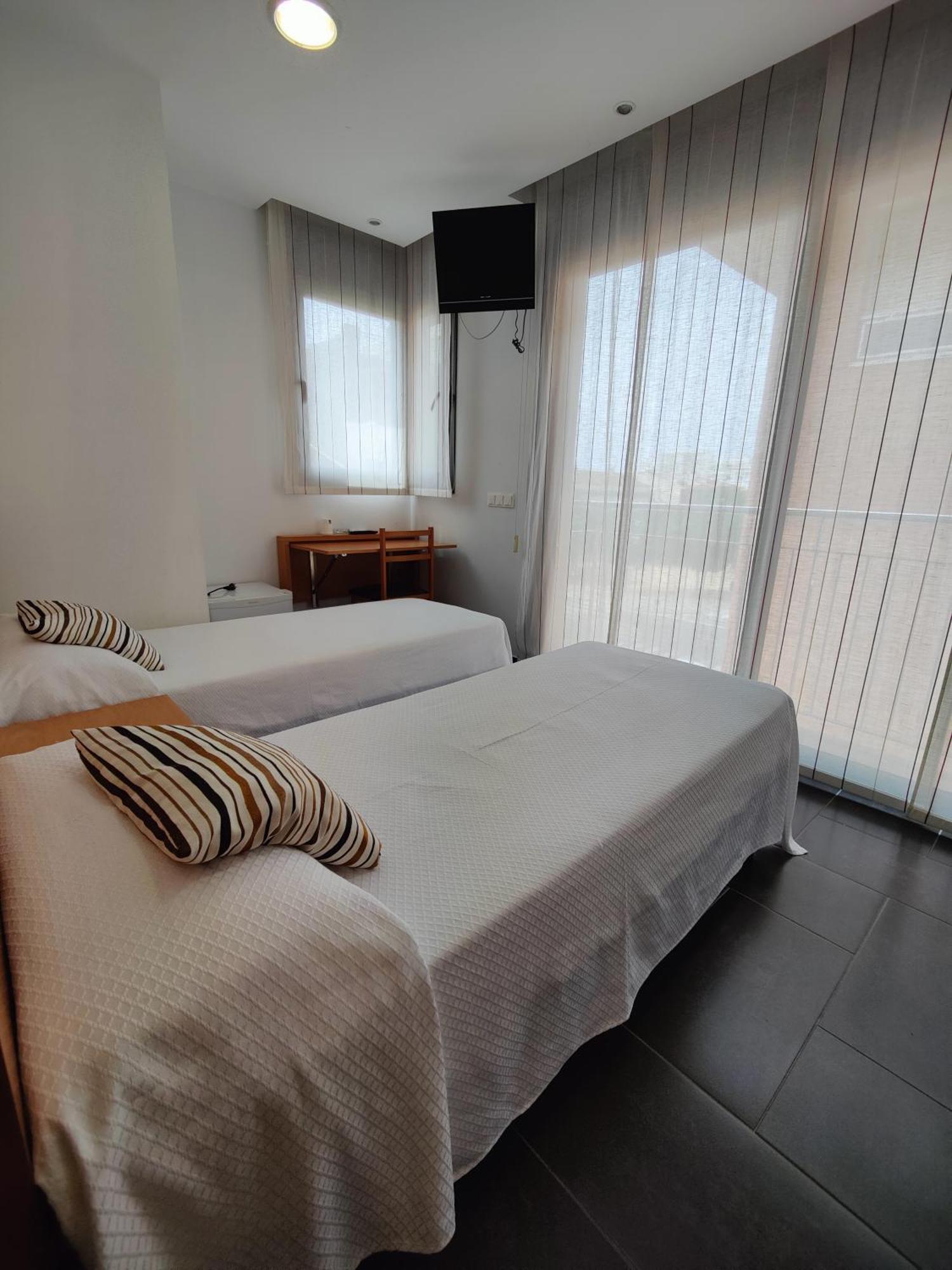 Hostal Manel Пінеза-да-Мар Екстер'єр фото