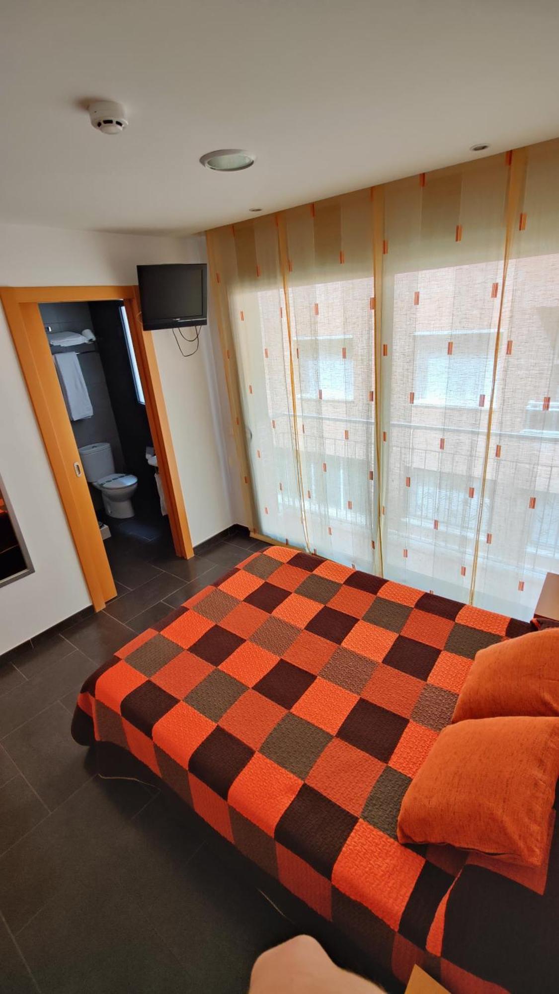 Hostal Manel Пінеза-да-Мар Екстер'єр фото