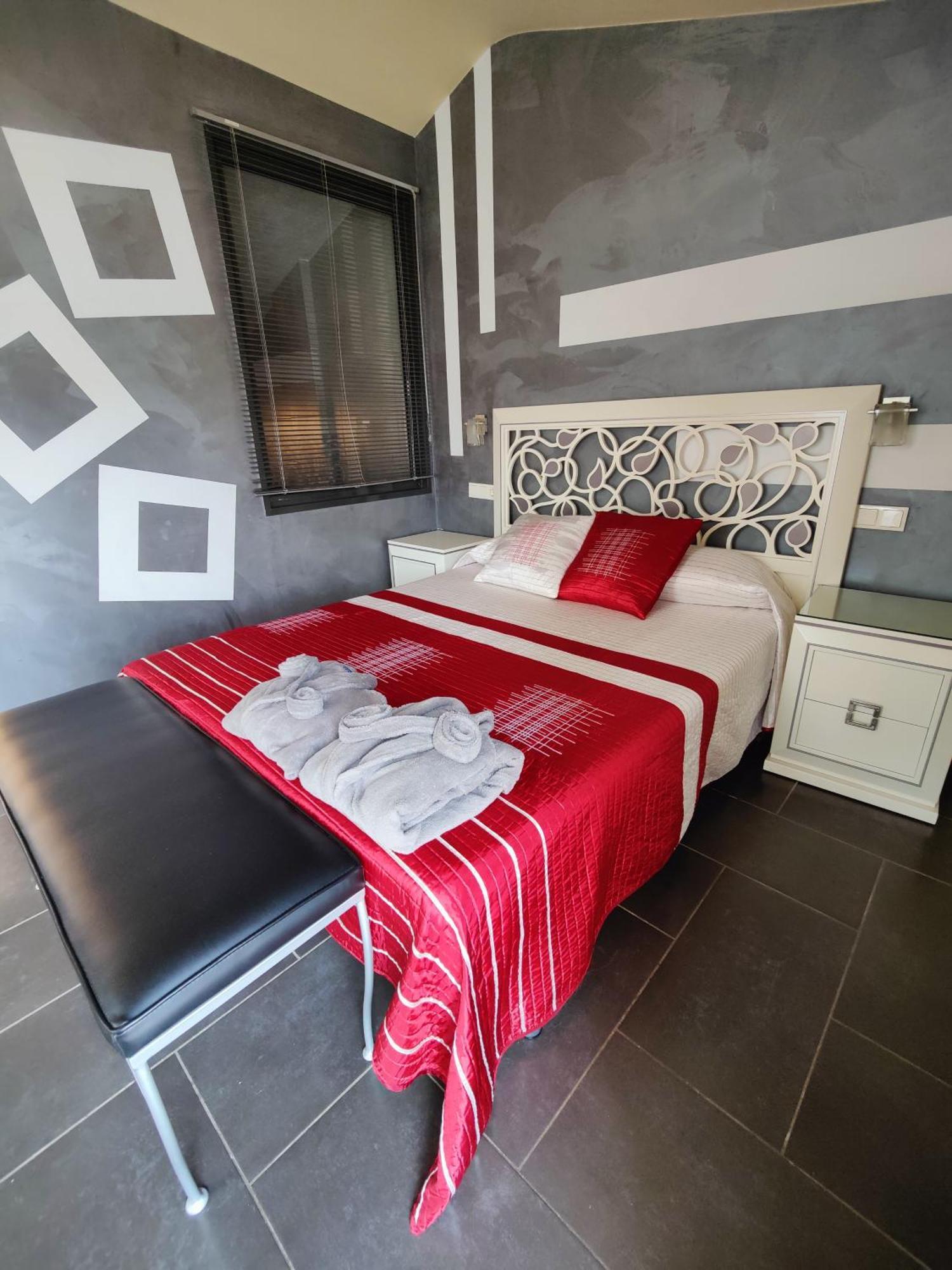 Hostal Manel Пінеза-да-Мар Екстер'єр фото
